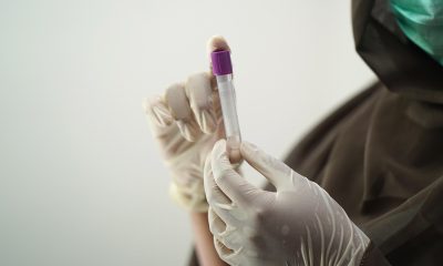 卫生职称考试备考，医护人员翻阅医学教材，白色医院背景专业氛围