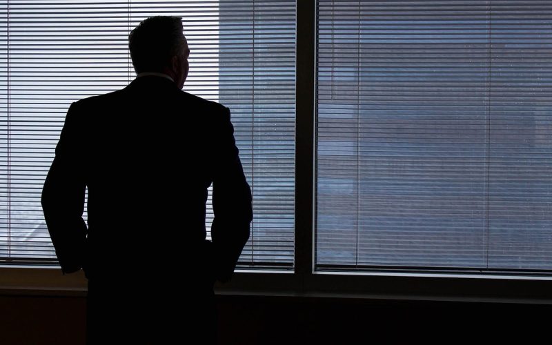 考生在电脑前填写全国专业技术人员资格考试报名服务平台报名信息表并核对学历学位在线核验结果